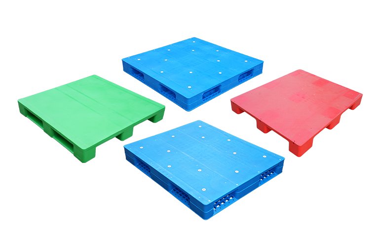 Hygienic plastic pallets with full-perimeter 6-runner base and smooth solid decks, suitable for cleanroom and food processing.