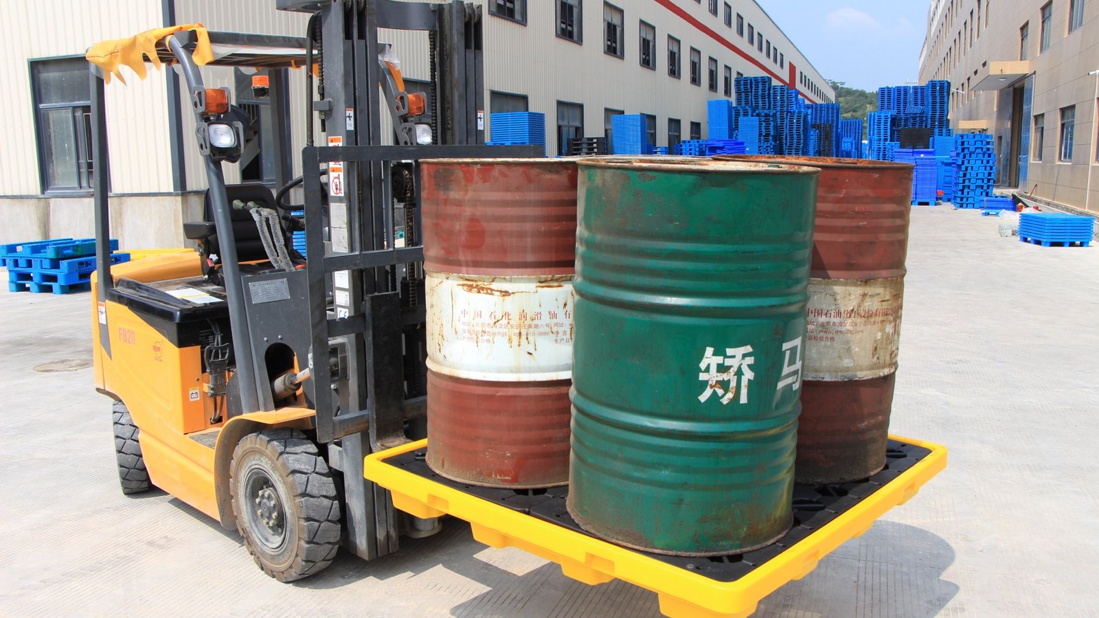 参考知识 28/5000 机翻 · 通用领域 In the chemical plant, the forklift is lifting the leaking pallet and the chemical reagent tank on the pallet