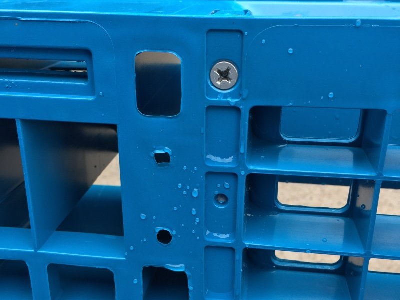 HDPE full perimeter pallet surface resisting water and stains, suitable for hygiene-sensitive and export applications.