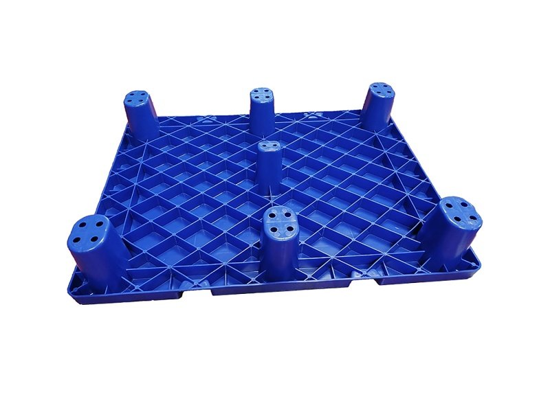 Blue nestable plastic pallet, forklift - friendly corner design, integrated ribs for heavy loads.