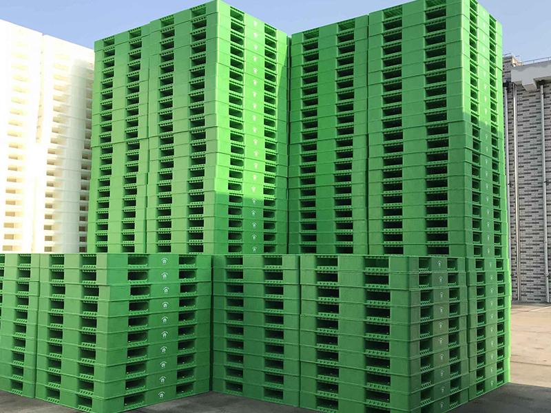 Plastic pallet with sealed deck used outdoors, moisture-proof and UV-resistant