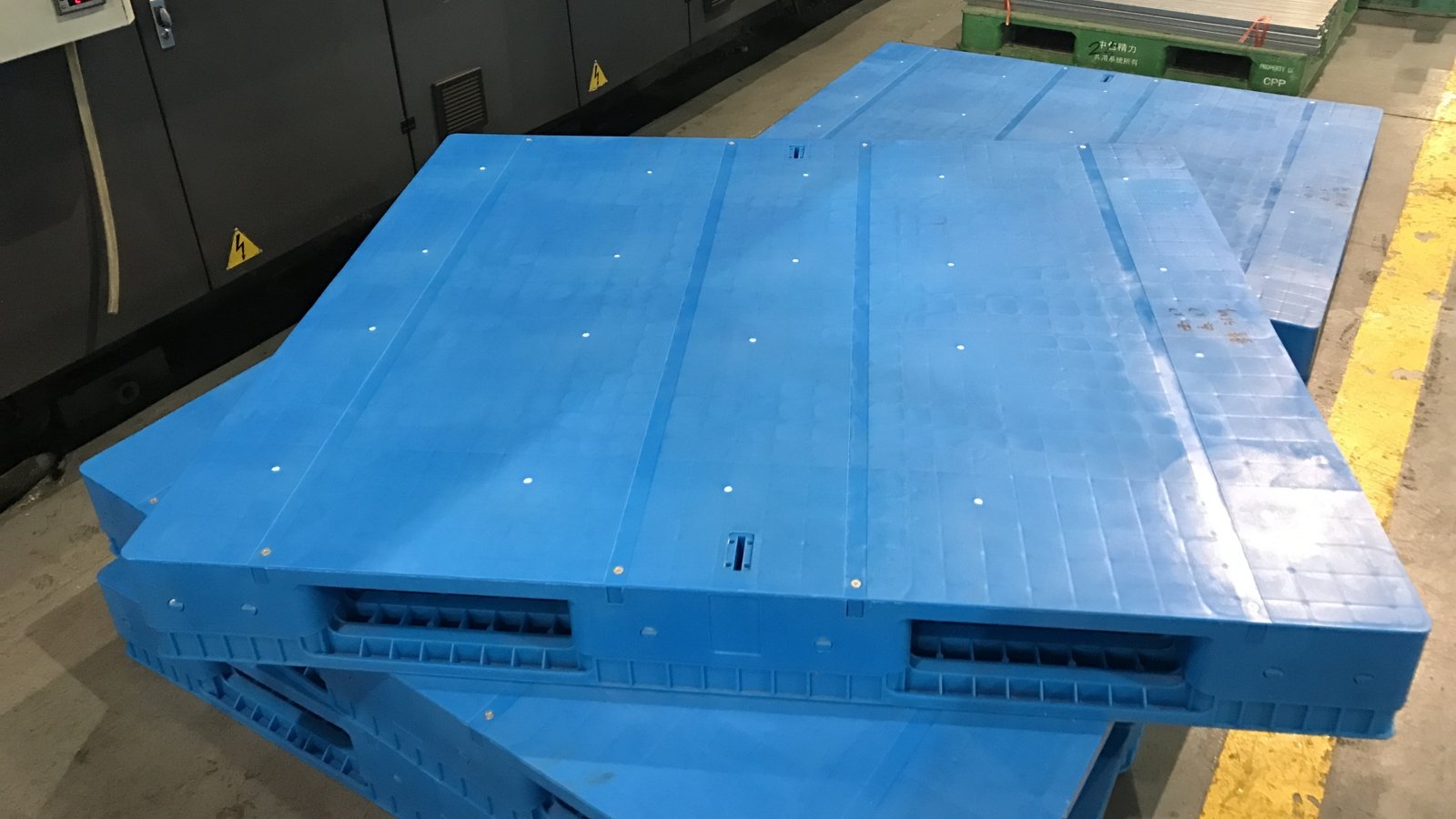 Plastic pallet for pharmaceutical industry, customers receive our pallet and prepare for application.