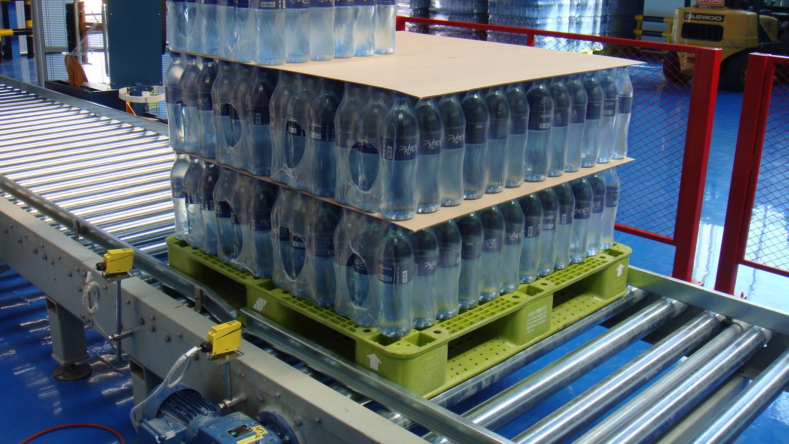 The case of plastic pallet used in the food and beverage industry shows our ability to customize for customers.